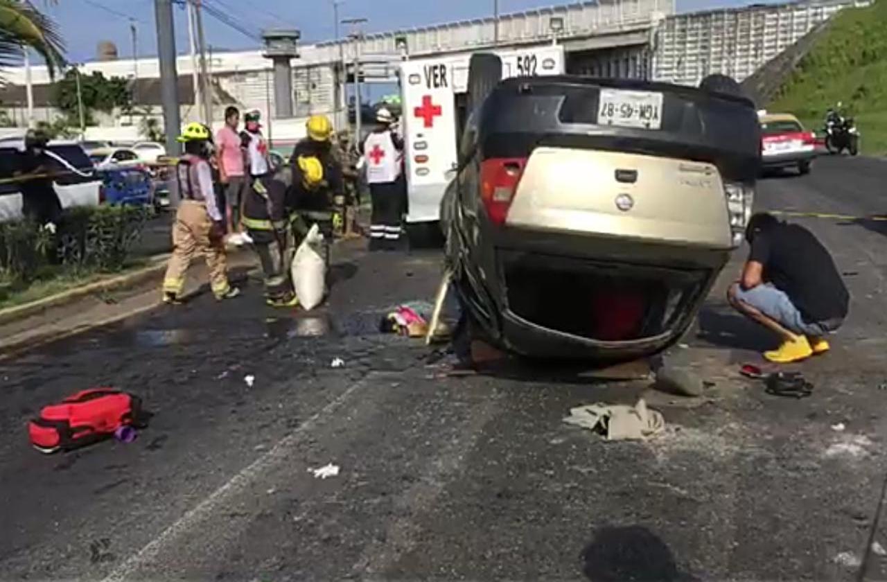 Un muerto y 2 heridos deja volcadura en carretera Veracruz-Xalapa