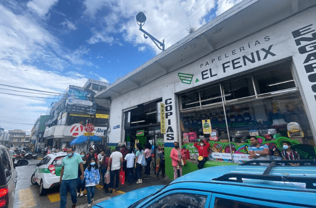 Útiles y kits de higiene; papás llenan papelerías en Xalapa