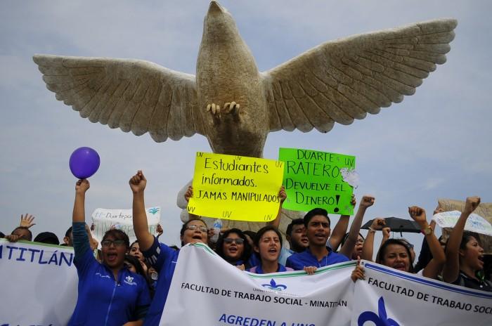 Javier Duarte torpedea a la UV; universitarios mantienen marcha