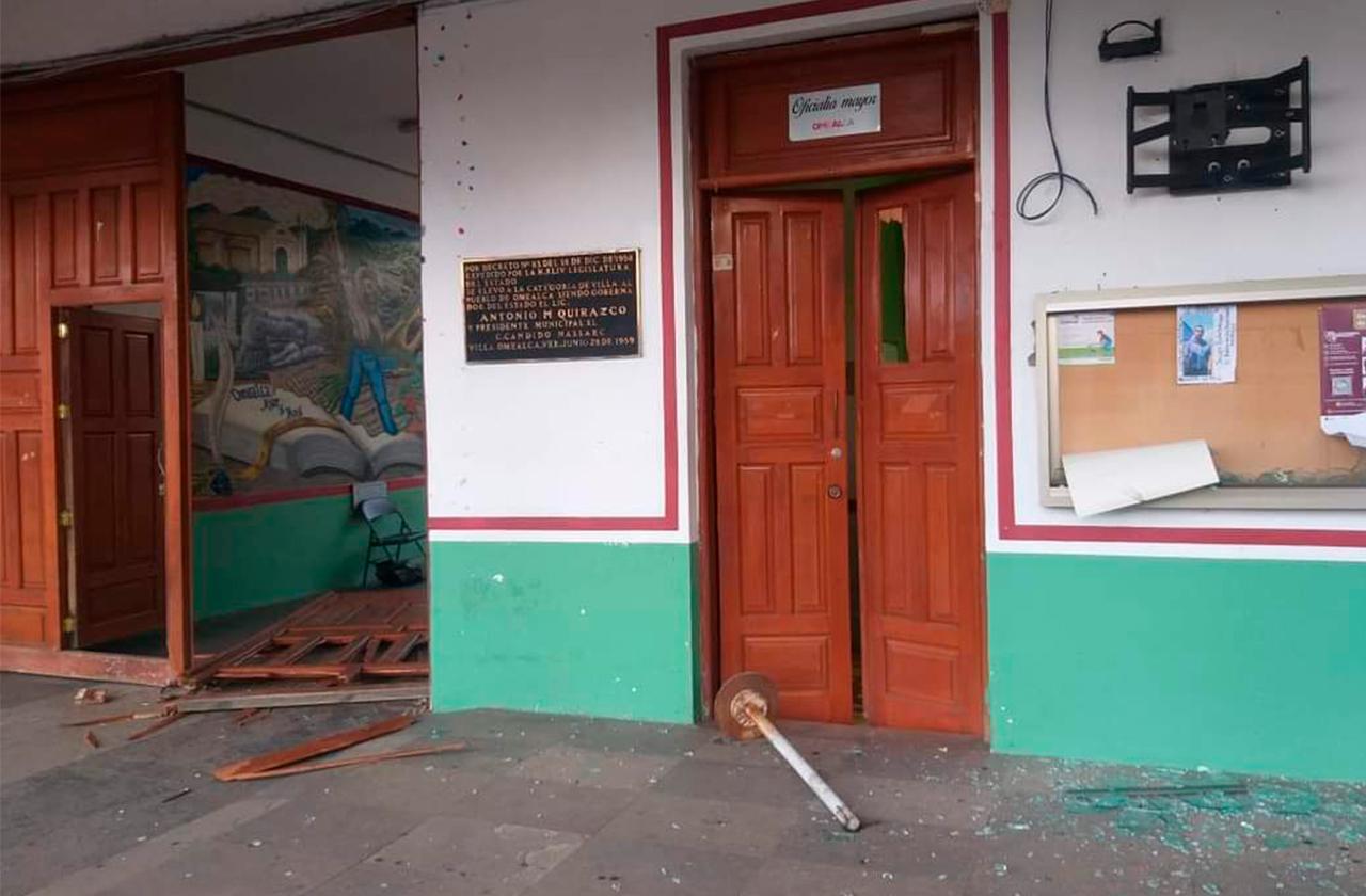 Vandalizan palacio municipal de Omealca tras enfrentamiento 