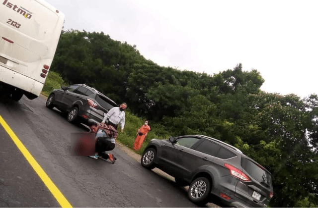 Video | Arrollan a motociclista en Cosolecaque; exigen castigo para chófer