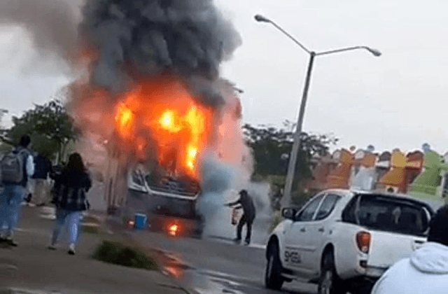VIDEO |Así se incendió autobús con pasajeros en el puerto de Veracruz 