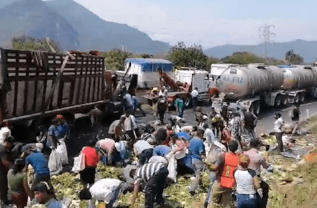 Vuelca camión con legumbres y se desata rapiña en Nogales
