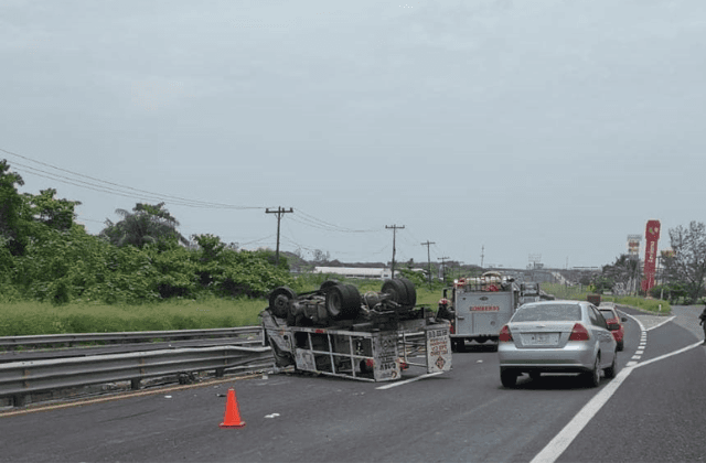 Vuelca camioneta con tanques de gas en la Veracruz-Cardel