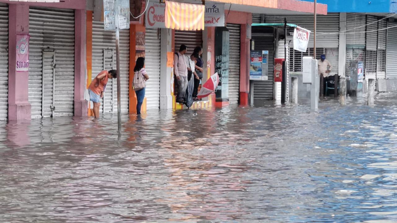 Lluvia deja fuertes encharcamientos en Veracruz