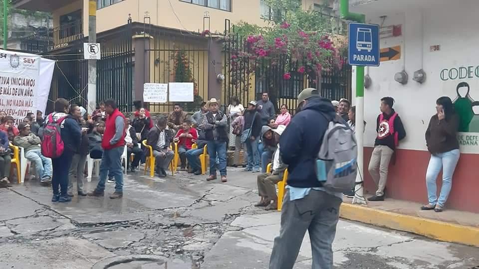 Padres de familia bloquean la Zongolica-Orizaba, exigen pago de maestros