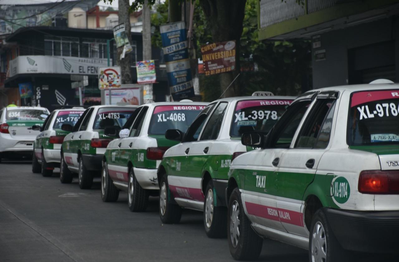 Sin trabajo por covid-19, taxistas ahora compiten con UberEats