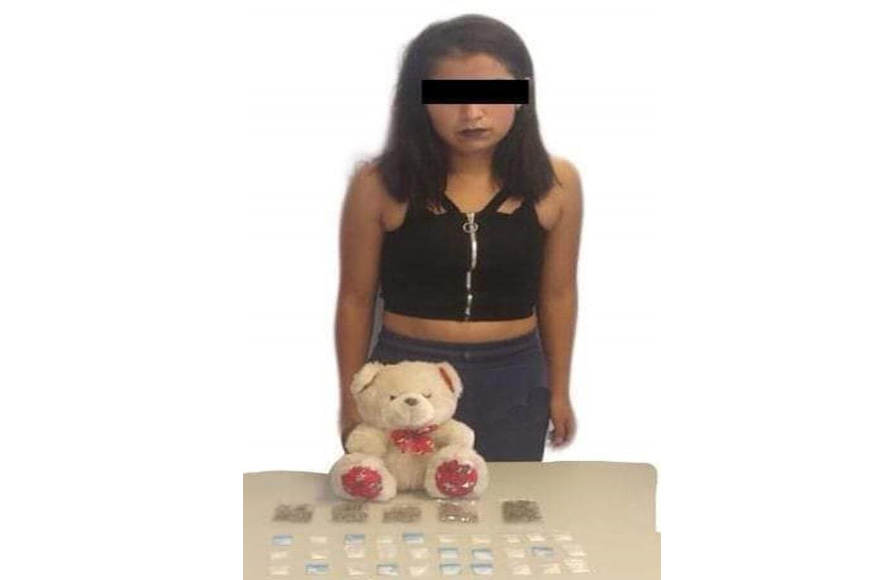 Detienen a joven con droga oculta en oso de peluche en Escobedo