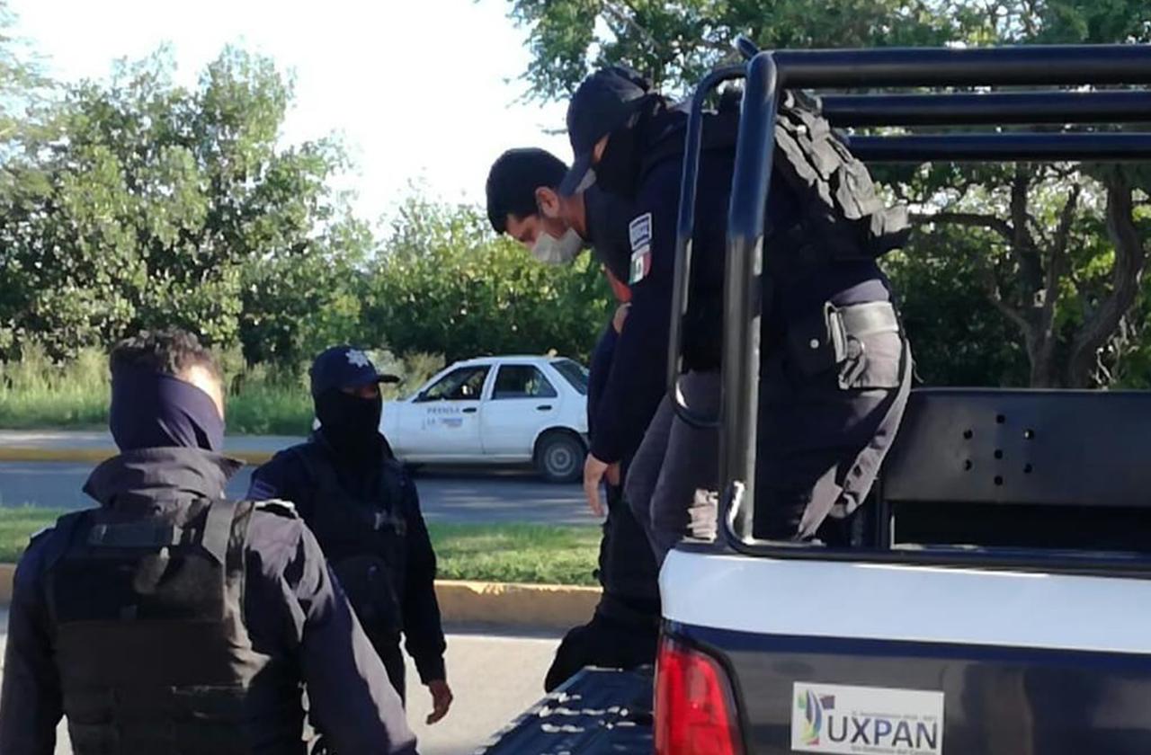 Detienen a hombre por exhumar huesos de una tumba en Tuxpan