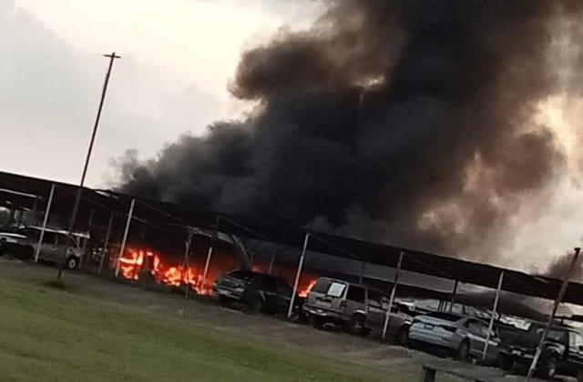 Incendio en taller municipal de Tuxpan, afecta a vehículos oficiales