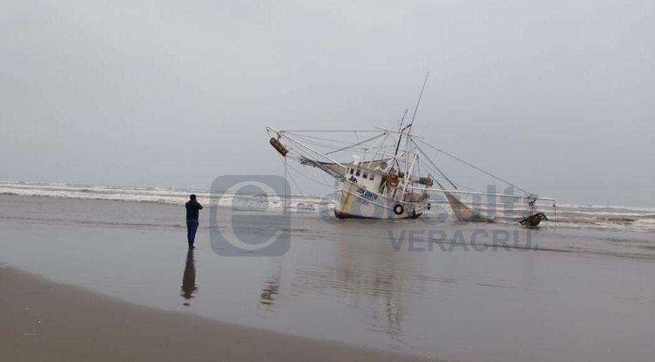Barco camaronero encalló en Tatahuicapan por frente frío 28