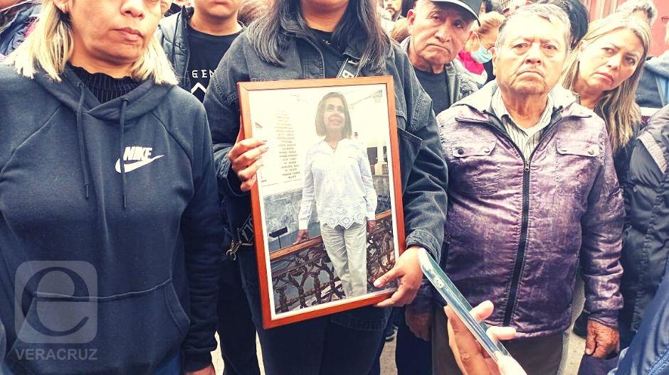 Familiares dan último adiós a Sara Hilda Olarte en Xalapa