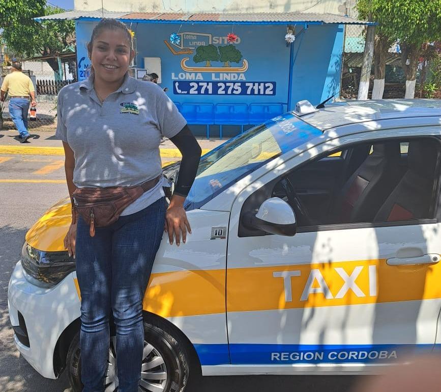 Entre insultos, riesgos y discriminación, Nayely es taxista en Córdoba