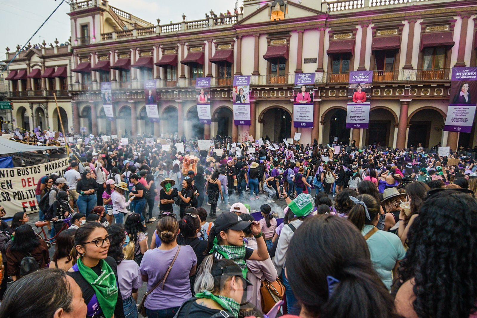 Marcha 8M: Al grito de justicia, cientos de mujeres pintan a Xalapa de morado 