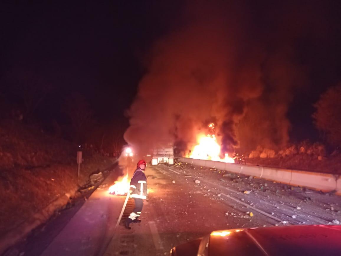VIDEO: Chofer sobrevive a explosión de trailer en autopista Córdoba-Veracruz