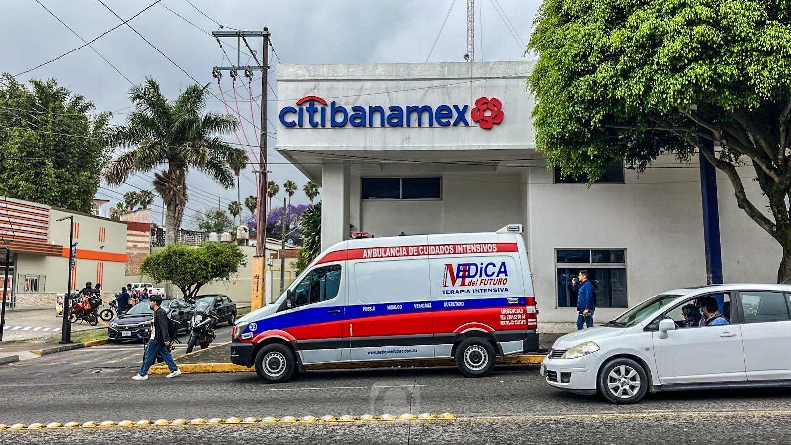 Con un bate, cuatro sujetos roban sucursal de Banamex en Xalapa