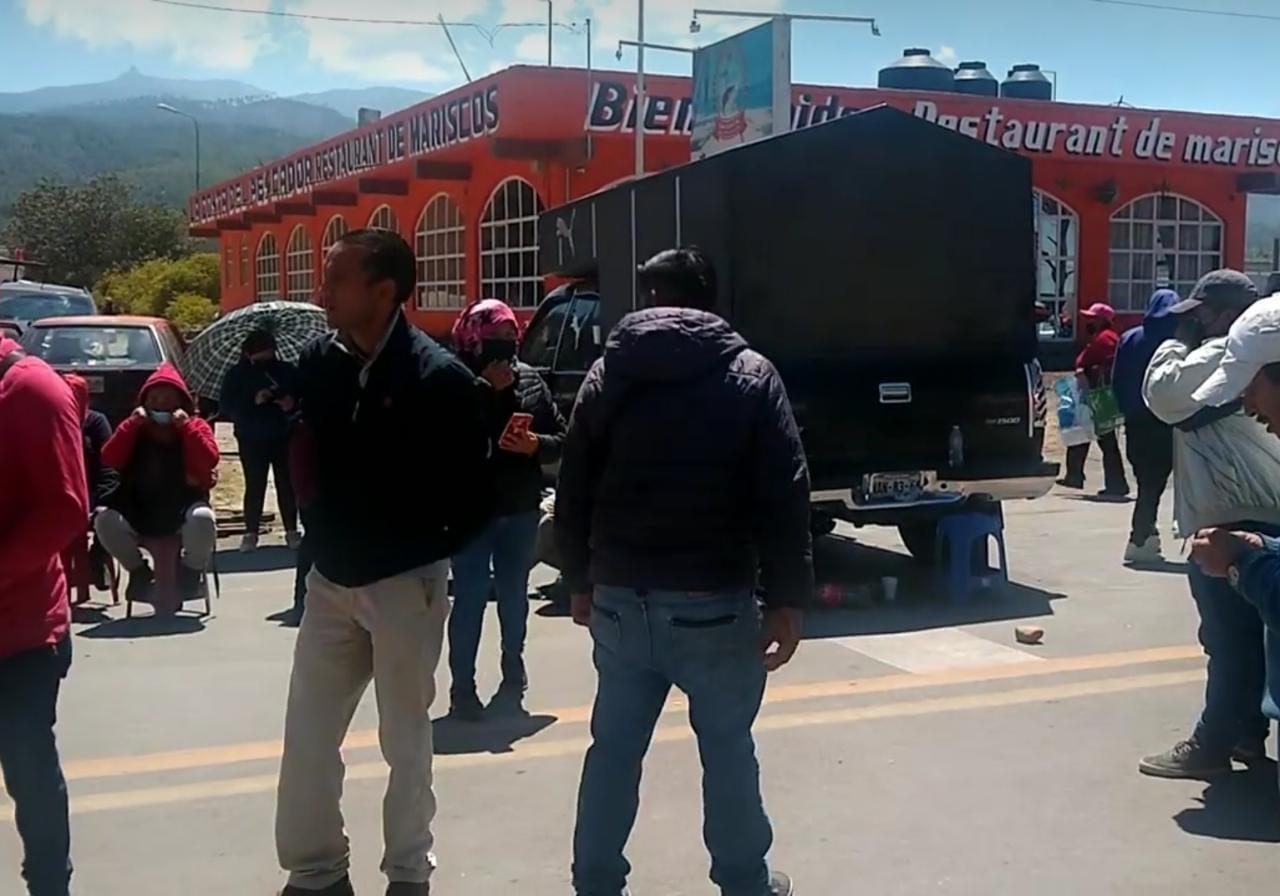 Ambulantes responden a desalojo del centro de Perote; bloquean carretera
