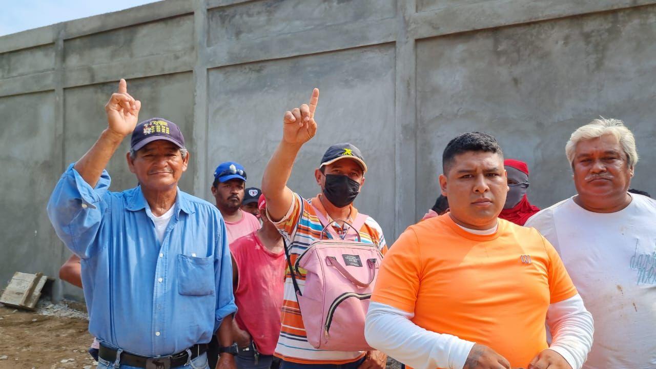 Nos despidieron por órdenes de la fiscal: Obreros de Panteón Forense en Coatza