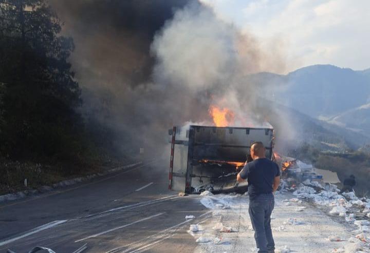 Chofer se quema en volcadura de tráiler en la autopista Puebla-Orizaba