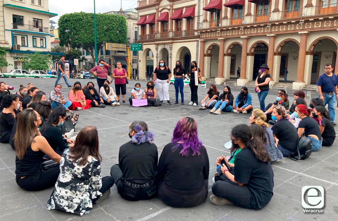 Xalapeñas participan en la jornada nacional de luto por feminicidios 